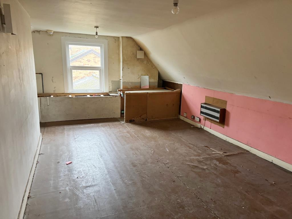 Lot: 91 - SUBSTANTIAL BUILDING WITH ATTACHED SPORTS HALL AND PARKING WITH POTENTIAL - Attic room